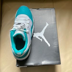 AIR JORDAN 11 RETRO LOW GG WHITE/TURBO GREEN - VOLT-ICE-BLK  7 Y